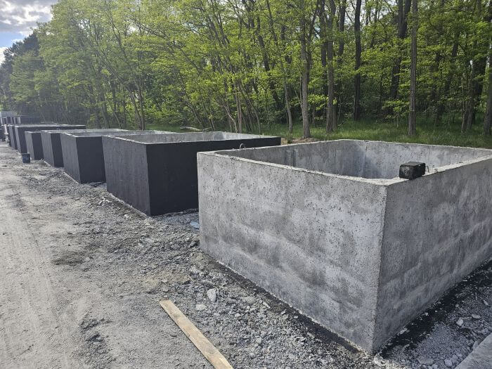 Plac produkcyjny z szambami betonowymi Radzymin gotowymi do transportu